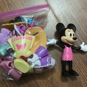 Minnie Mouse Figurine with Accessories